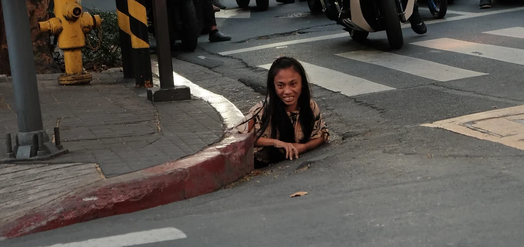 Foto viral de Rose saliendo de la alcantarilla
